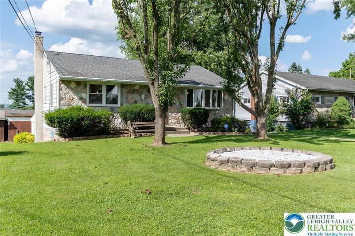 Property Photo:  42 Middle Place  PA 18045 