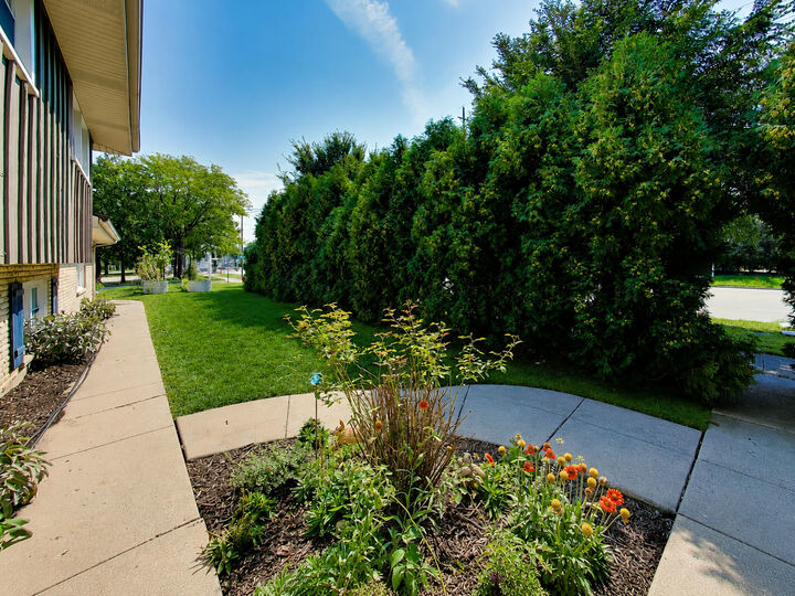 Property Photo:  116 W Central Road  IL 60005 