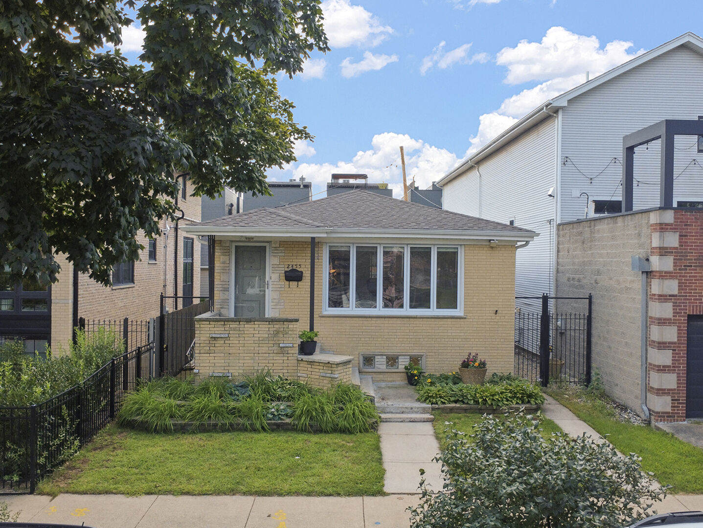 Property Photo:  2455 W Erie Street  IL 60612 