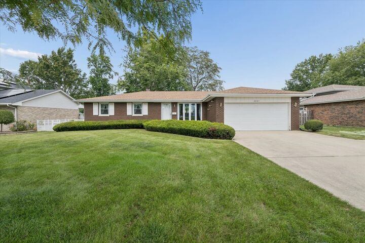 Property Photo:  2021 Glenwood Avenue  IL 60435 