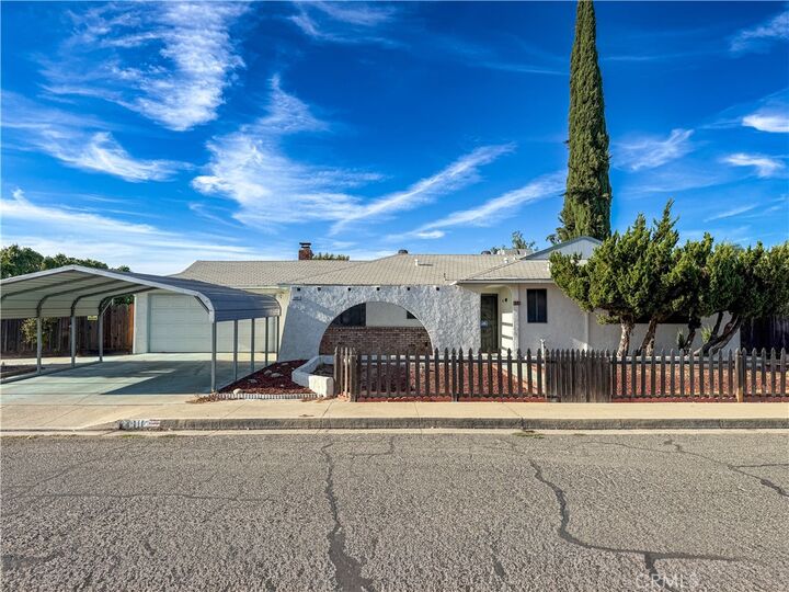 Property Photo:  