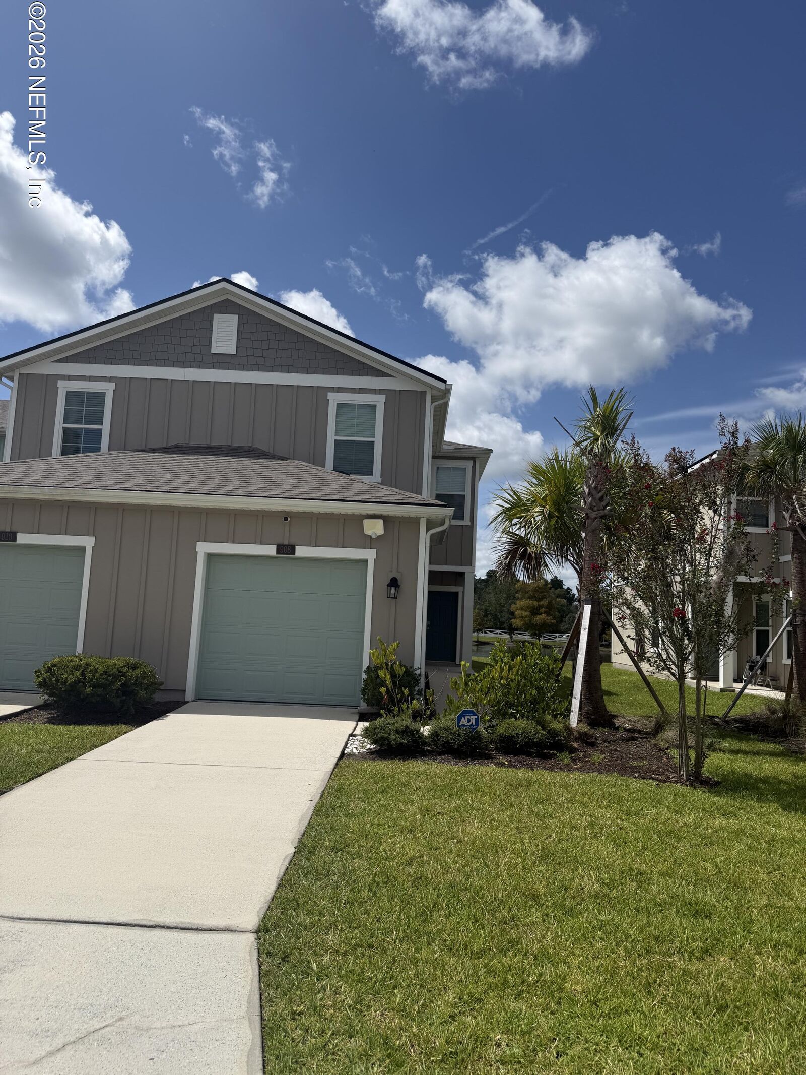 Property Photo: 908 Observatory Parkway FL 32218