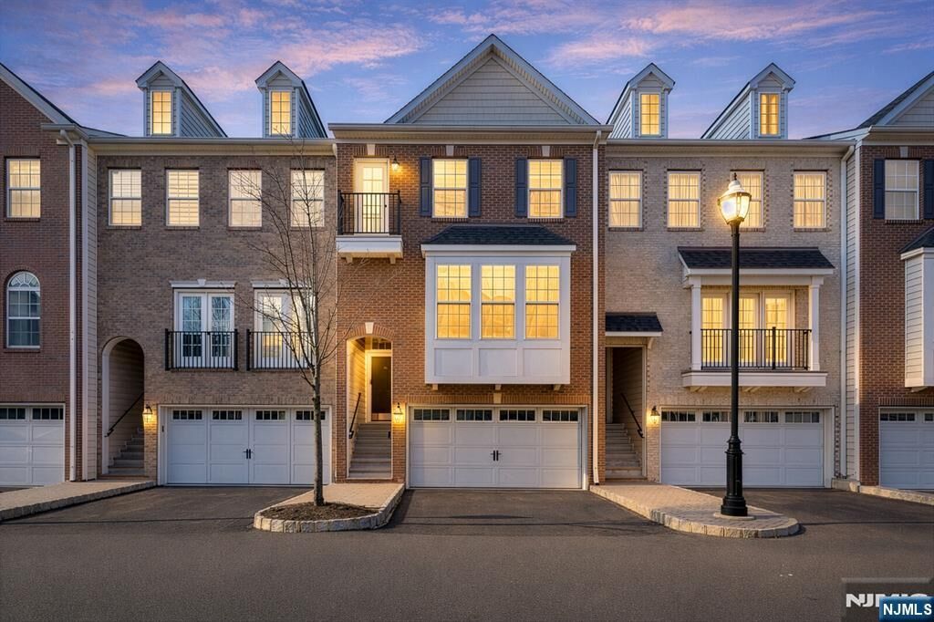 Property Photo:  5 Creekside Court  NJ 07094 