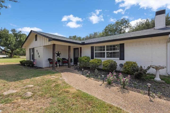 Property Photo: 304 E Hideaway Lane TX 75771