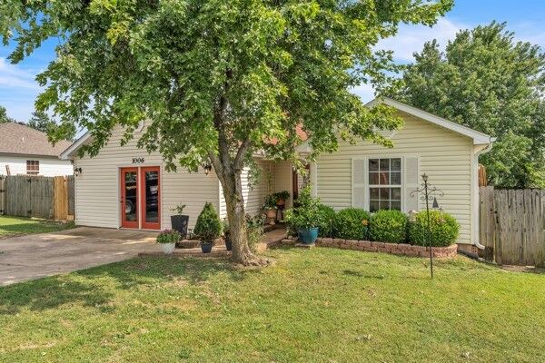 Property Photo:  1006 E Longview Drive  AR 72756 