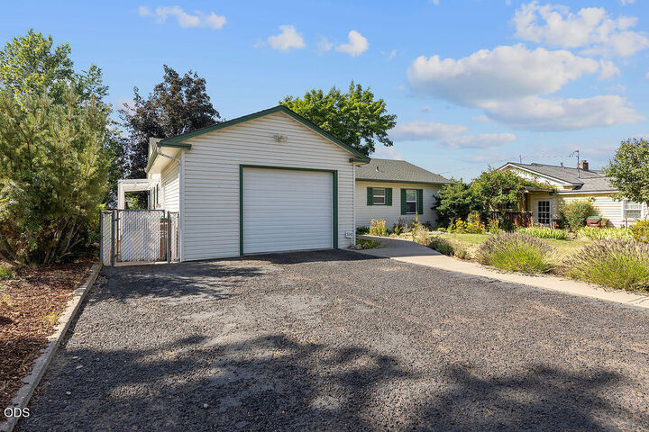 Property Photo:  598 NE Ochoco Avenue  OR 97754 
