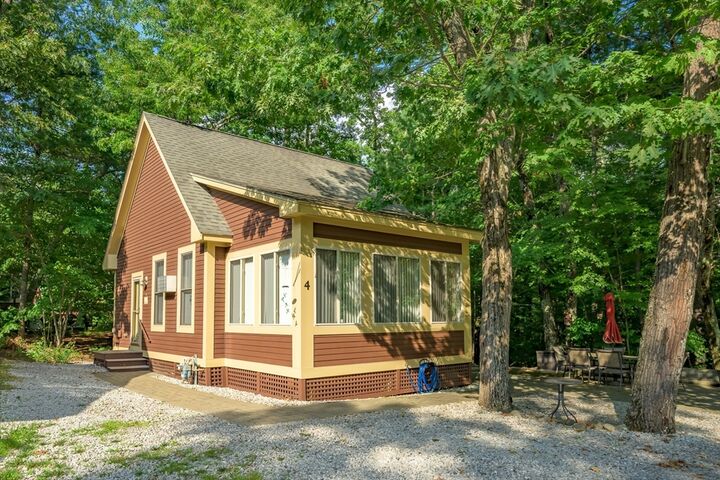 Property Photo:  4 Acorn Ln 4  MA 01886 