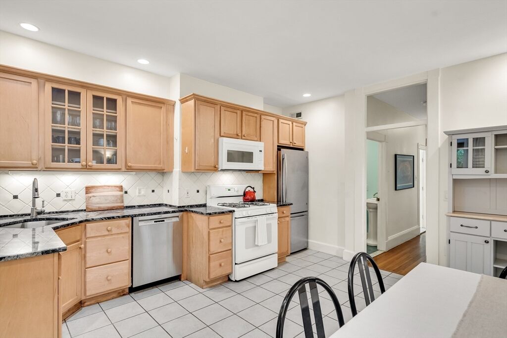 Property Photo:  124 Chestnut St 1  MA 02445 