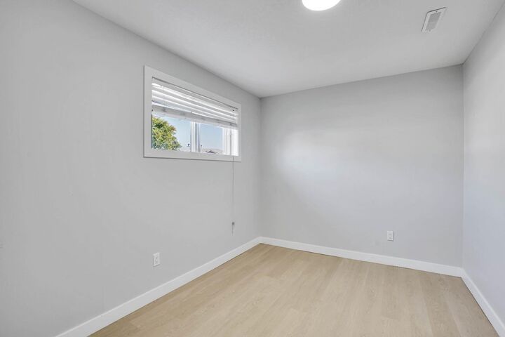Property Photo:  39 Ventura Road NE  AB T2E 8G1 