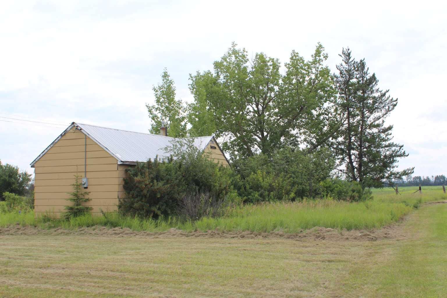 Property Photo: 224009 690 Highway S AB T0H 1A0