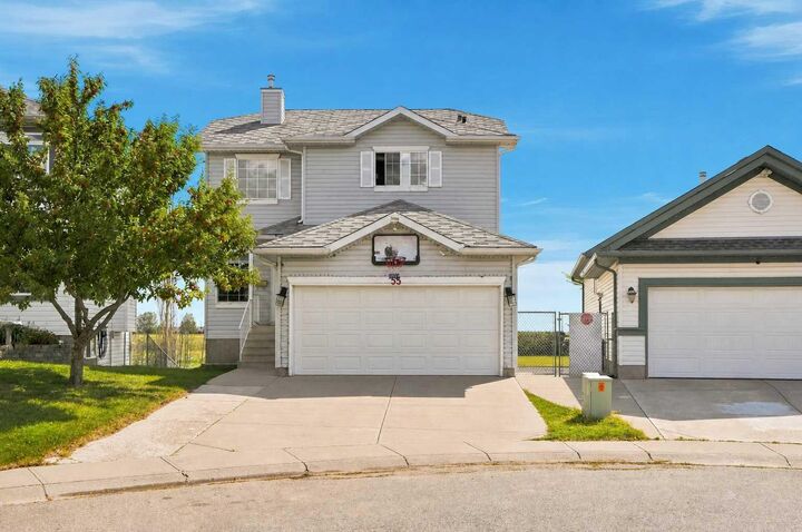 55 Anaheim Crescent NE — photo 1