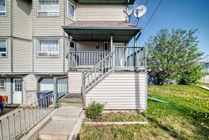 Property Photo: 401 6 Street 8 AB T0M 0G0