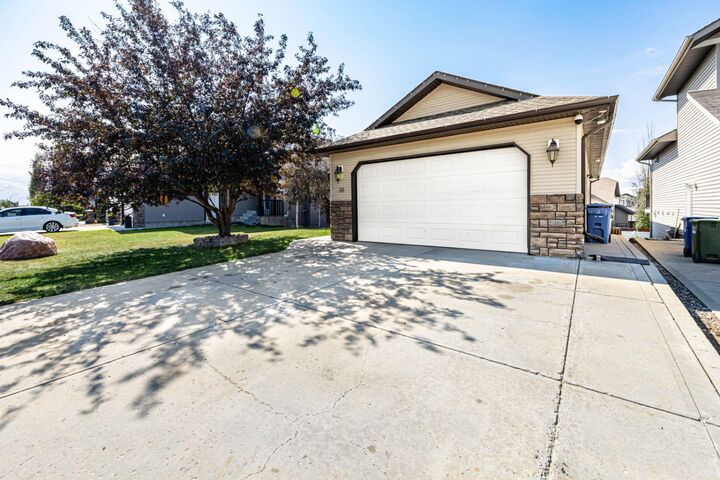 Property Photo:  38 Ivany Close  AB T4R 0A1 