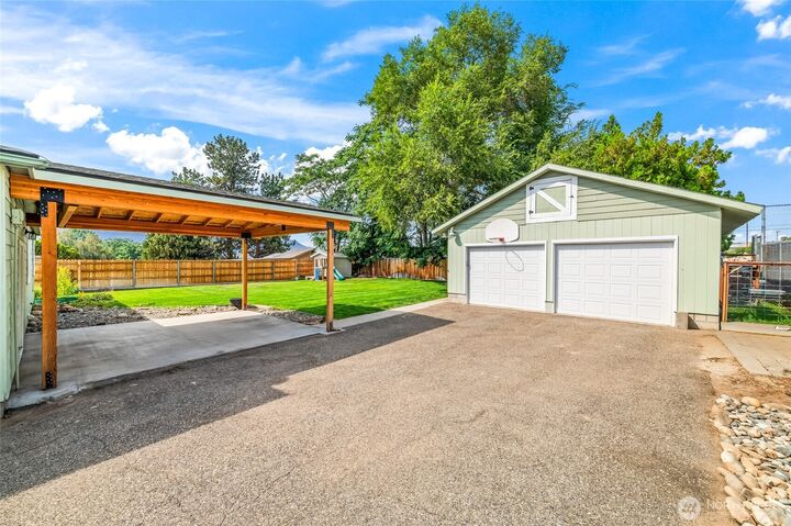 Property Photo: 225 SE 1st Street WA 98802
