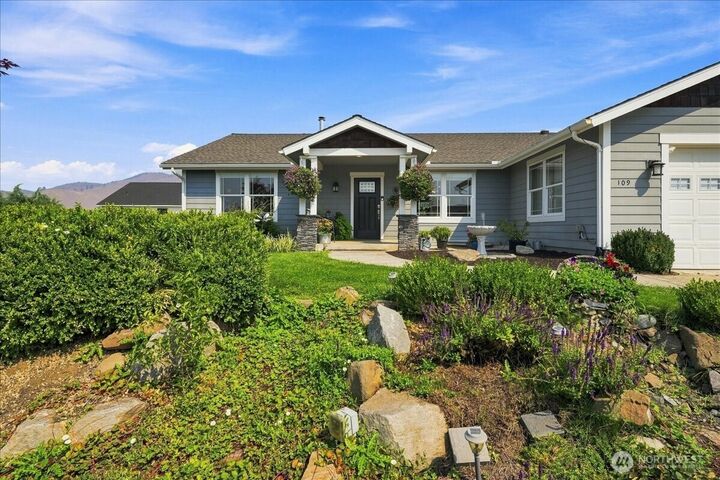 Property Photo:  109  Cascade Place  WA 98815 