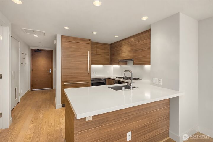 Property Photo: 583 Battery St 2208N WA 98121