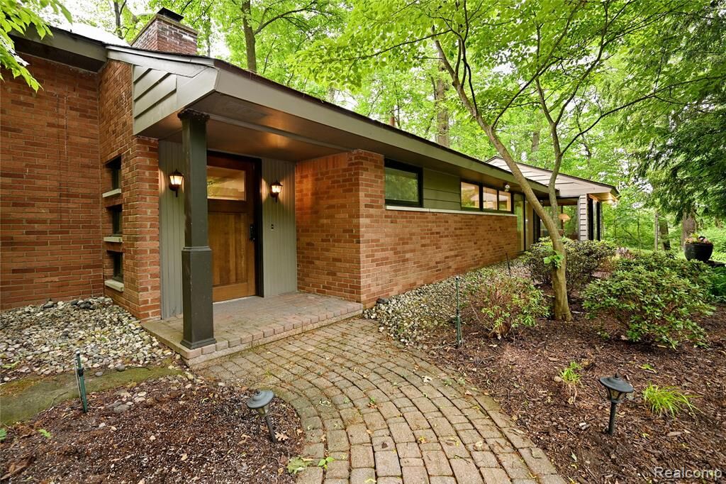 Property Photo: 3310 Dogwood Court MI 48304
