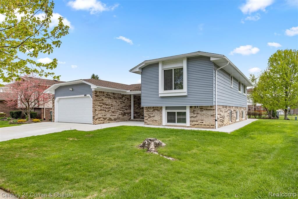 Property Photo: 45561 Edgewood Court MI 48187