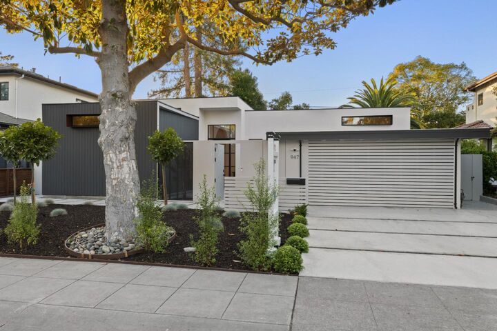 Property Photo:  947 Colonial Lane  CA 94303 