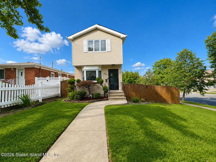 Property Photo:  185 Retford Avenue  NY 10312 