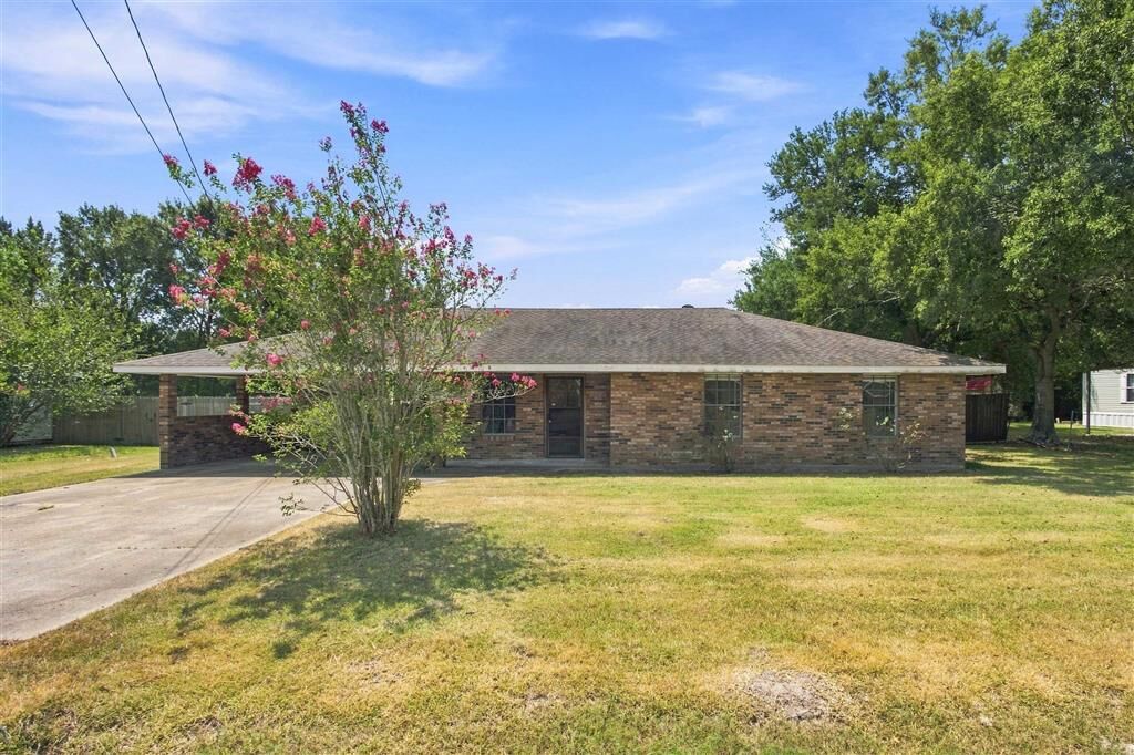 Property Photo: 402 Broussard Lane LA 70607