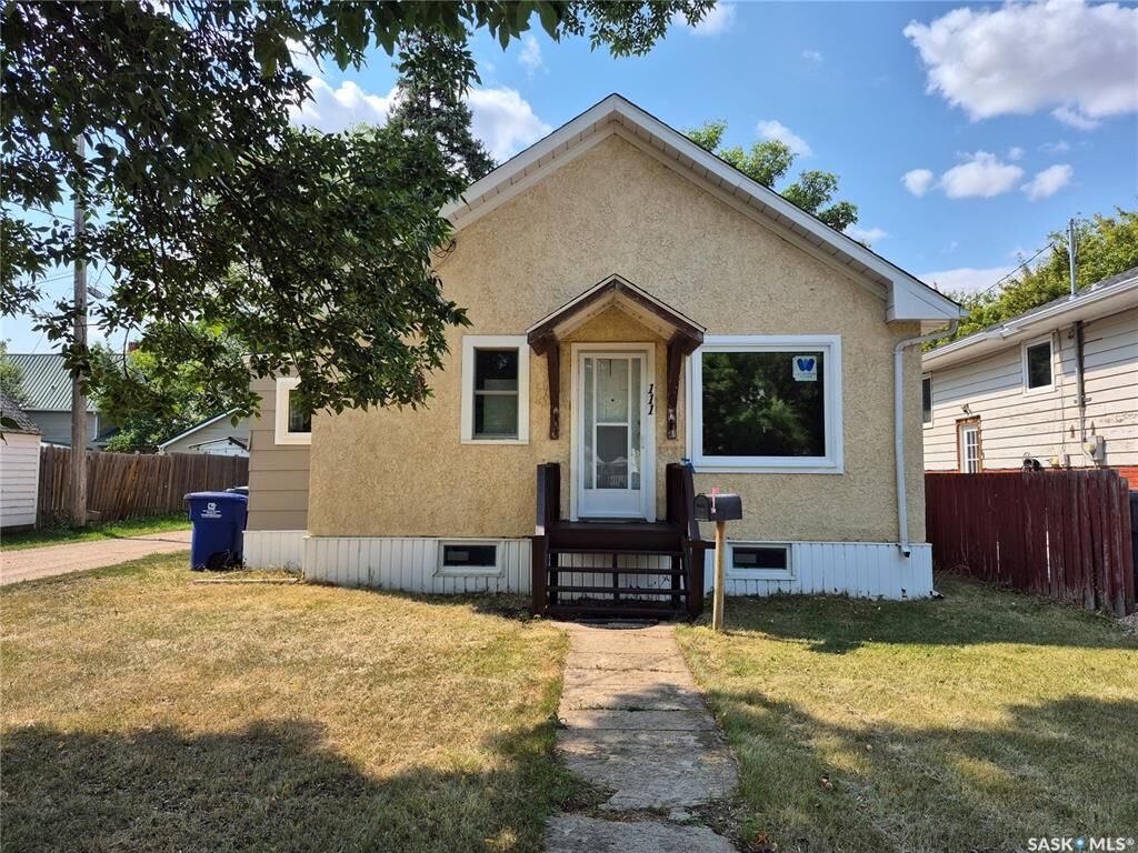 Property Photo:  111 9th Street NE  SK S4H 1E8 