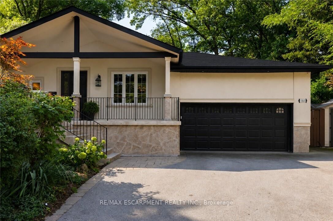 Property Photo: 1063 Greenoaks Drive ON L5J 3A1