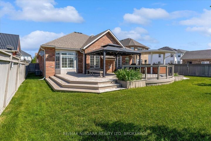 404 Wright Crescent — photo 1
