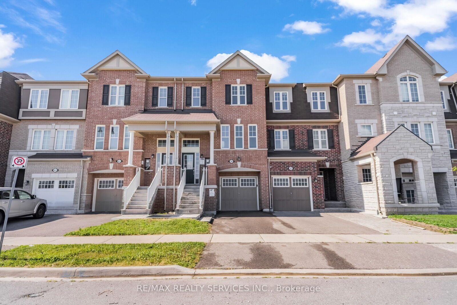 Property Photo: 39 Baycliffe Crescent Upper ON L7A 0S5