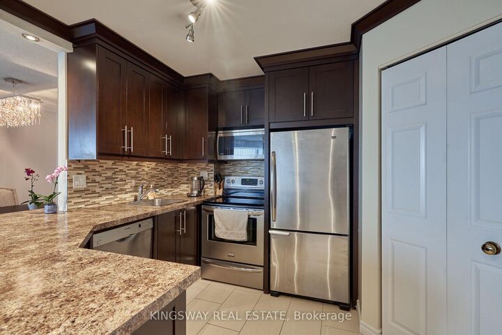 Property Photo: 50 Kingsbridge Garden Circle 510 ON L5R 1Y2