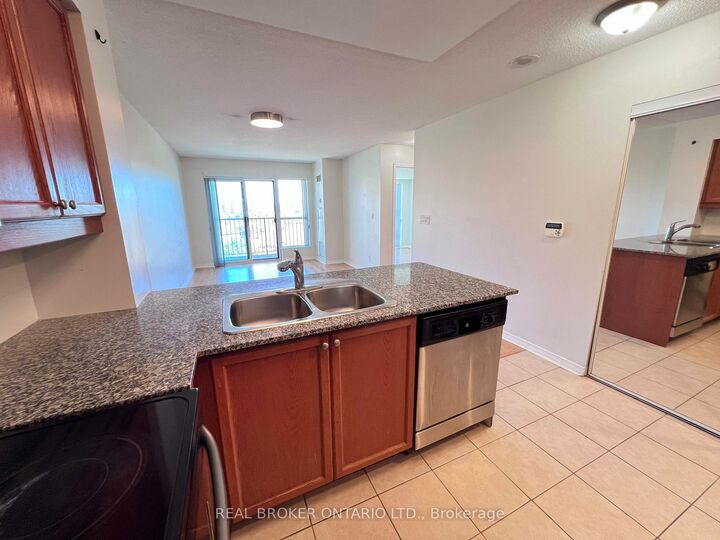 Property Photo:  185 Oneida Crescent 1016  ON L4B 0B1 