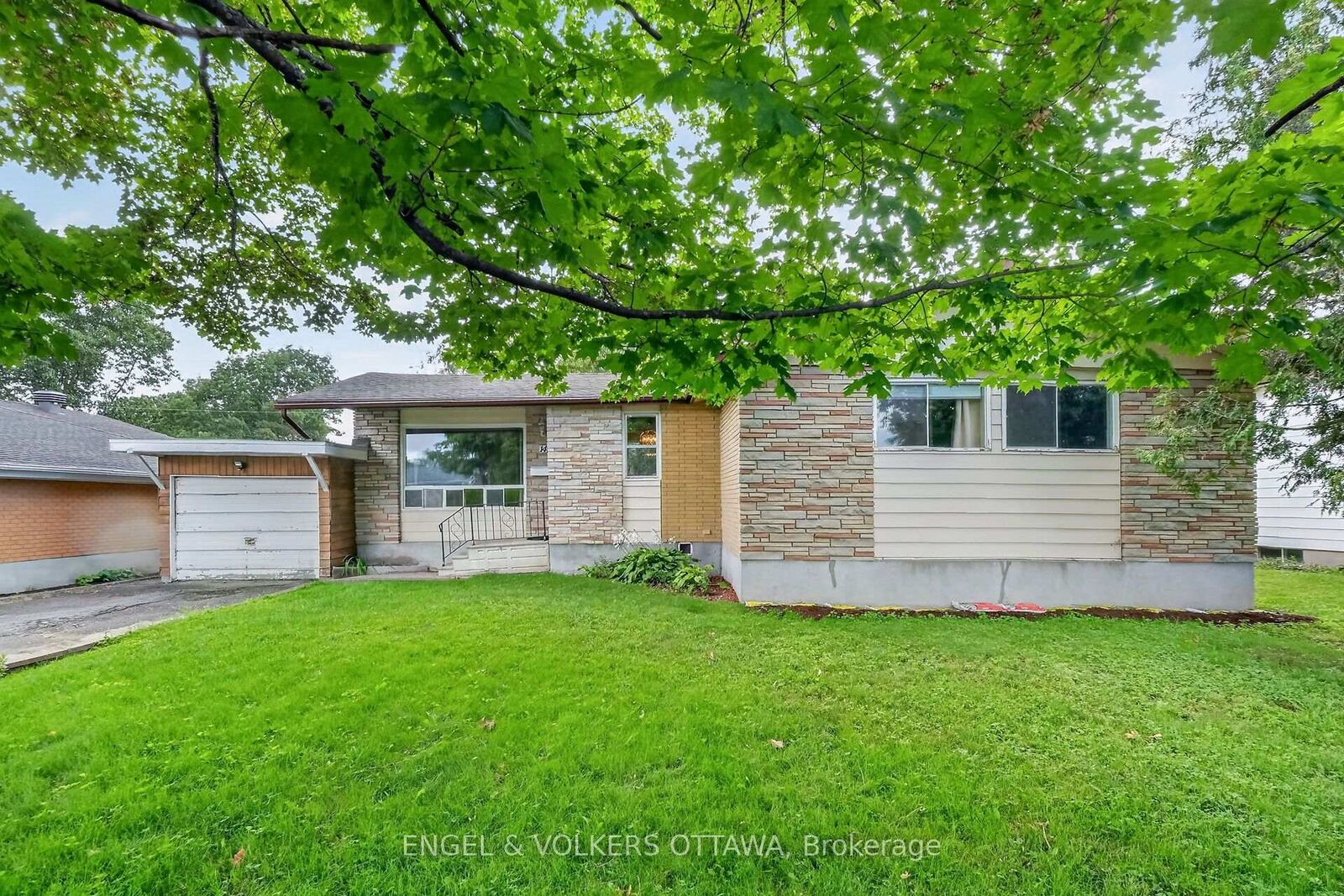 Property Photo:  14 Oakview Avenue  ON K2G 3A1 