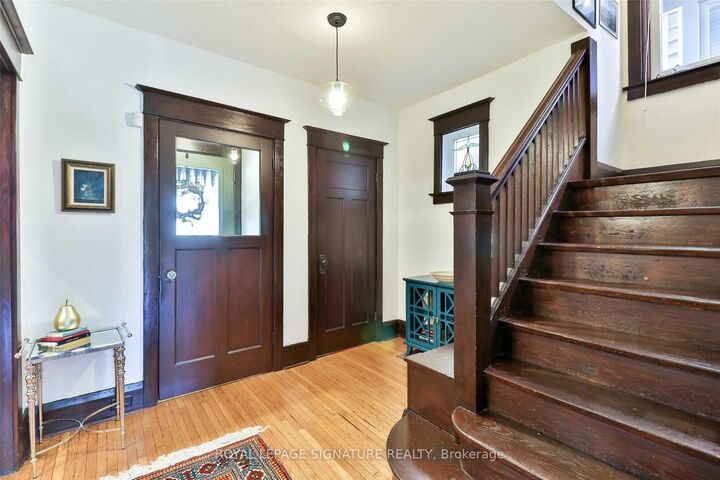 Photo de la propriété:  157 Northcliffe Boulevard  ON M6E 3K5 