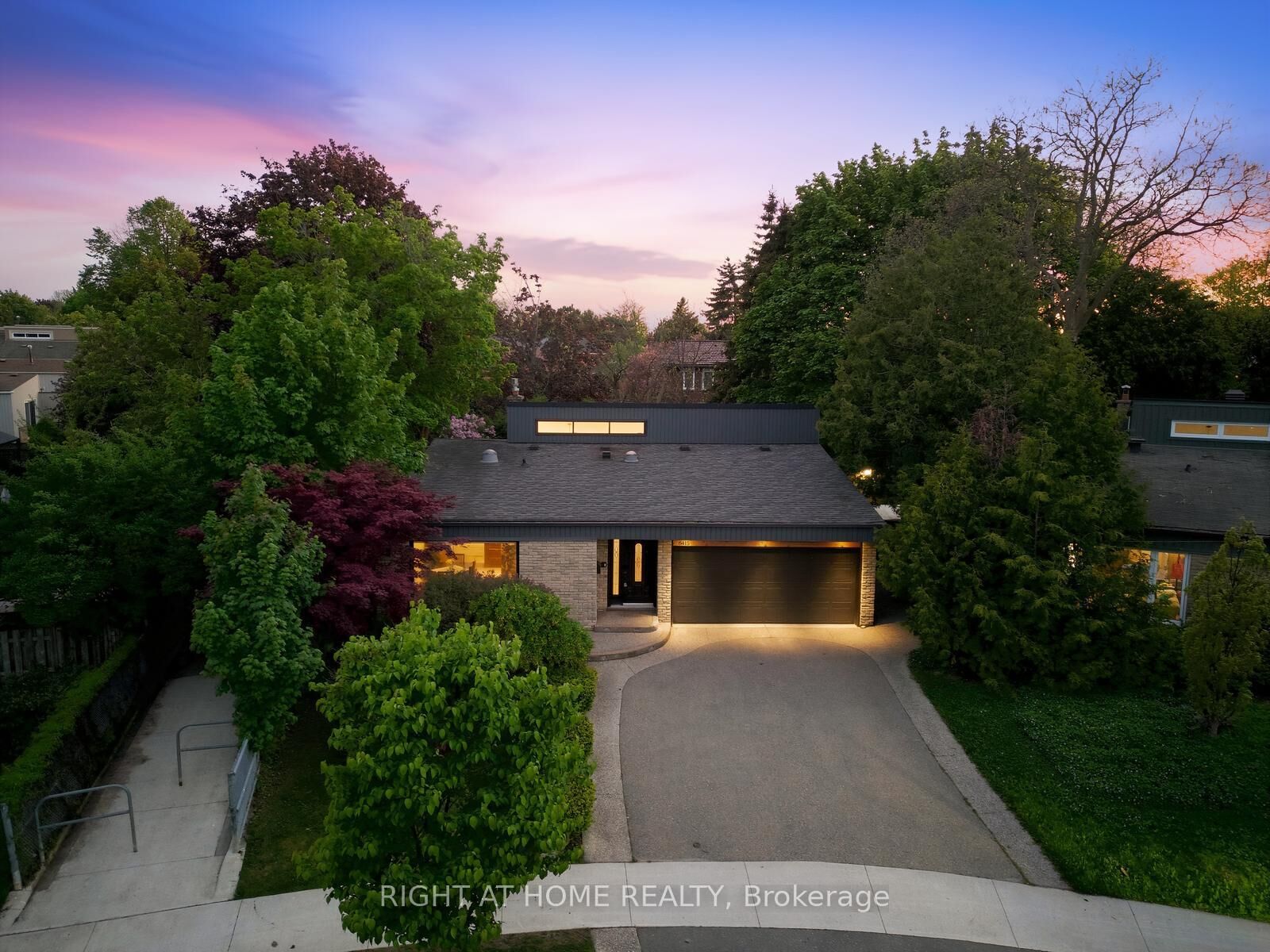 Property Photo: 6415 Dunray Court ON L5N 1E7