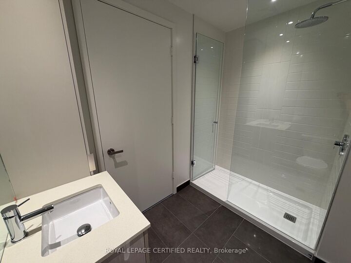 Property Photo:  448 Burnhamthorpe Rd W N/A 6407  ON L5B 0R4 