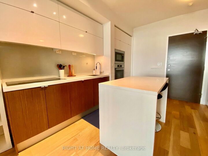 21 Iceboat Terrace 4011 — photo 1