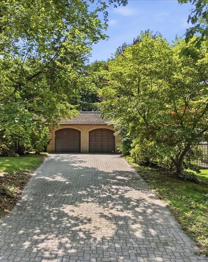 Property Photo: 1528 Knareswood Drive ON L5H 2M1