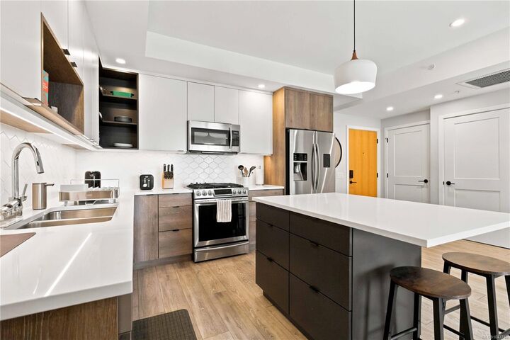Property Photo:  950 Whirlaway Cres #204  BC V9B 6W6 