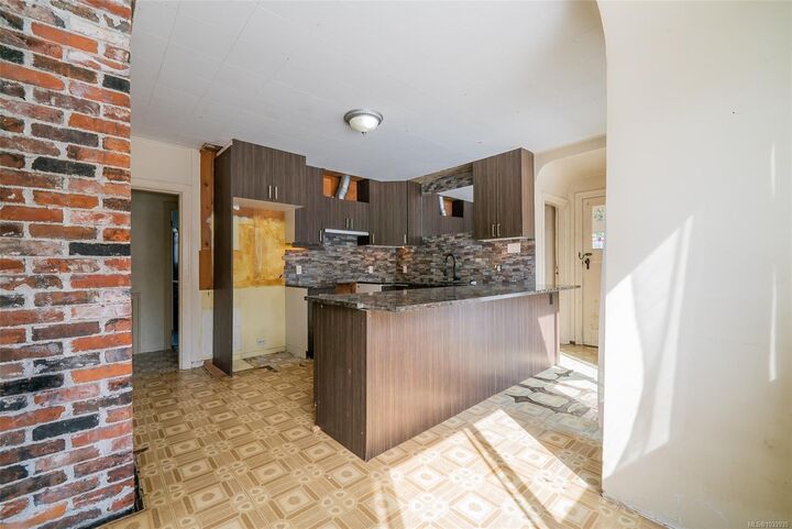 Property Photo: 350 Fourth St BC V9R 1T4