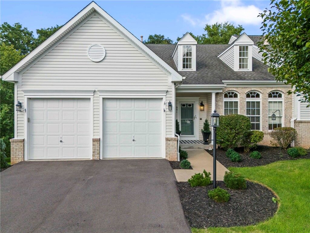Property Photo:  941 Royal Crt  PA 15317 