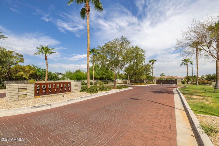 Property Photo:  2914 E Sunland Avenue  AZ 85040 