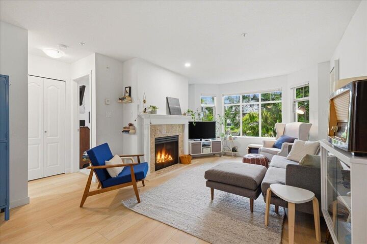 Property Photo:  2059 Chesterfield Avenue 411  BC V7M 2P4 
