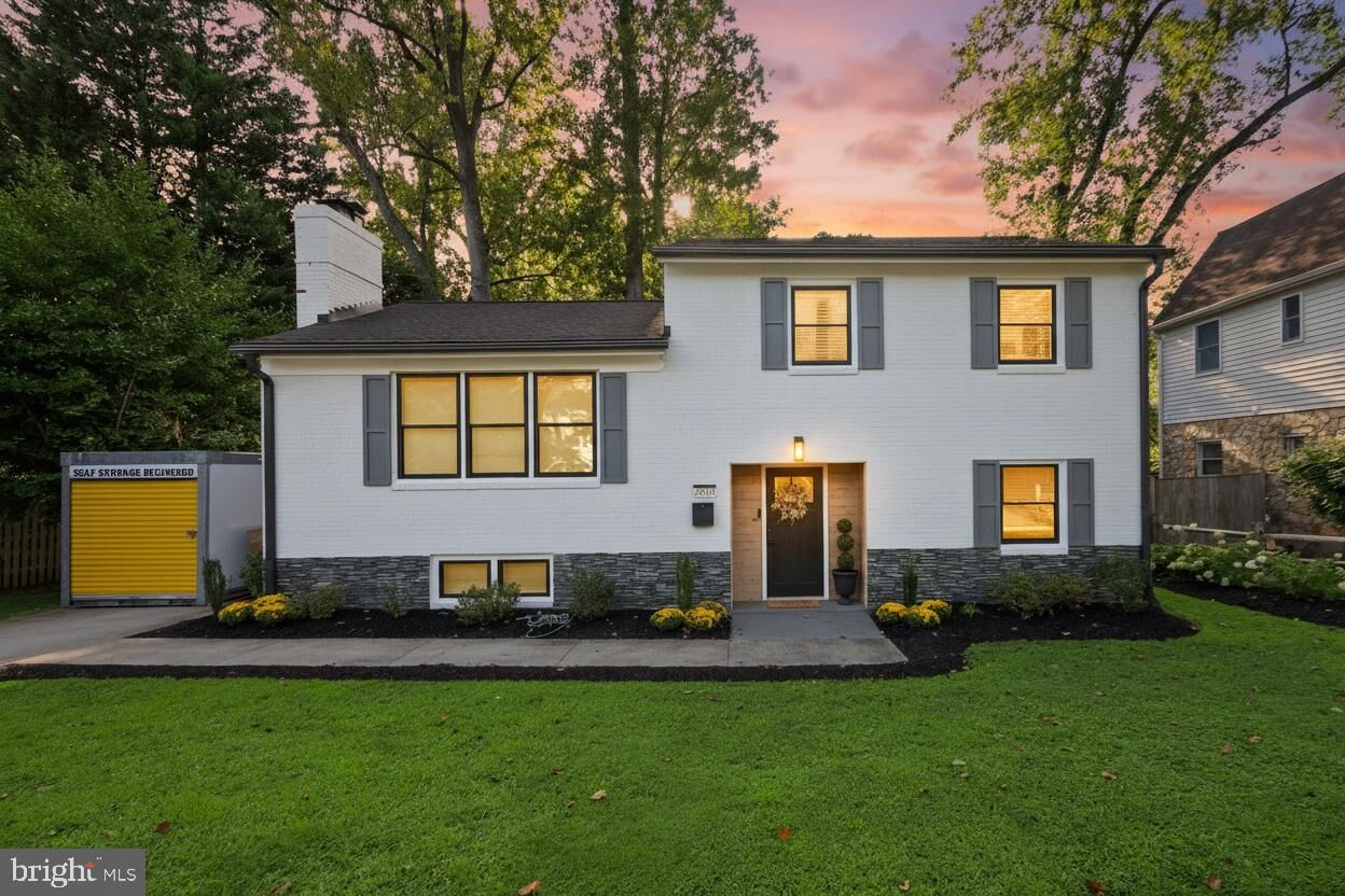 Property Photo:  2833 Woodlawn Avenue  VA 22042 