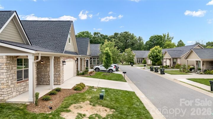 Property Photo: 827B Wynnshire Drive 65 NC 28601