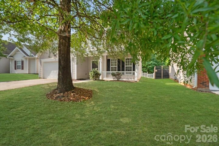 Property Photo: 423 Mountain Quail Drive NC 28216