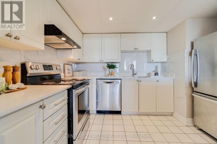 Property Photo: 4450 Tucana Court 902 ON L5R 3R4