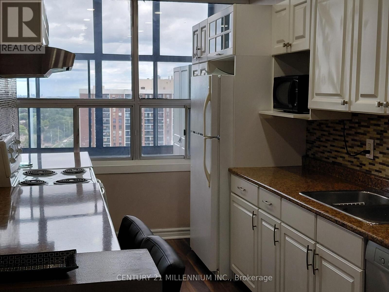 Property Photo:  25 Kensington Road 1903  ON L6T 3W8 
