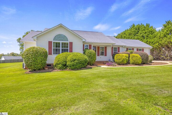 Property Photo:  40 Pine Ridge Road  SC 29365-1246 