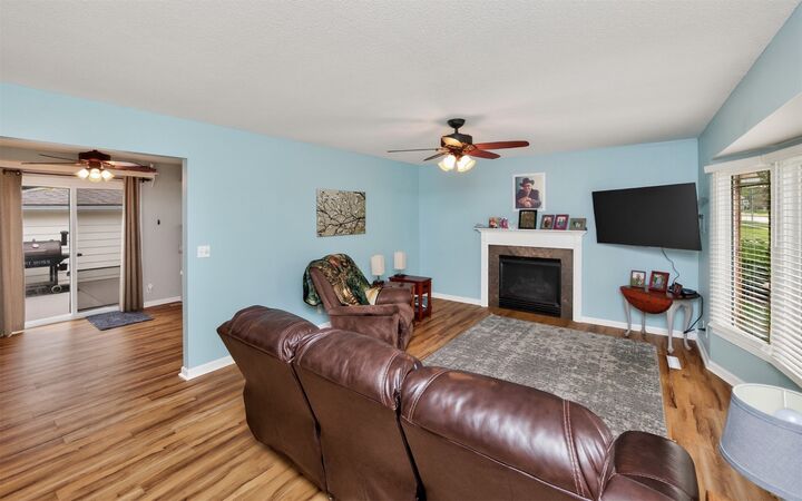 Property Photo:  813 SE Uehlamar Drive  IA 50021 