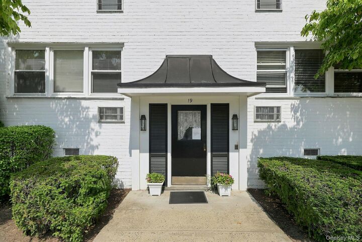 Property Photo:  19 Avon Circle D  NY 10573 
